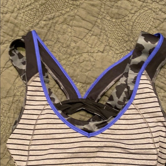 Lululemon top with sports bra - Picture 9 of 9